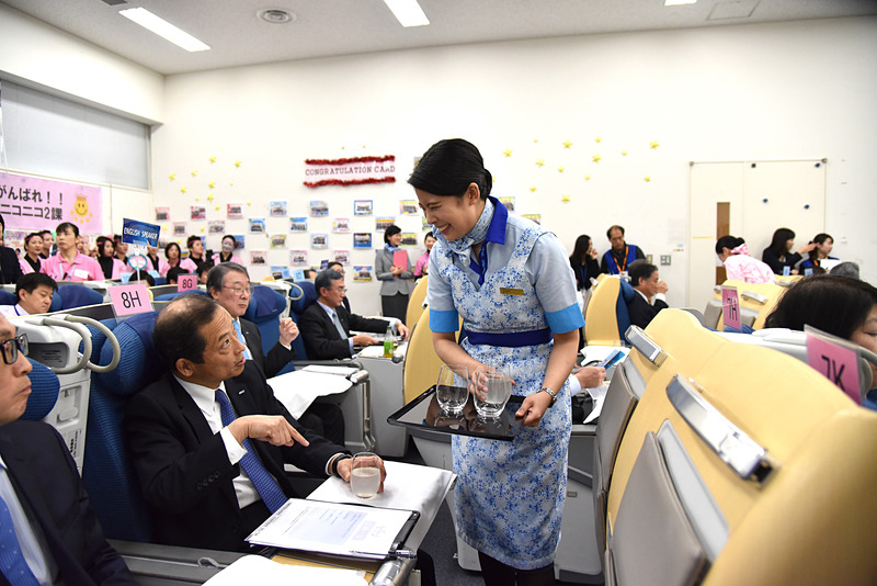 井上衿菜氏は、「香るかぼす」が気に入ったという乗客にリラックス効果なども話していた