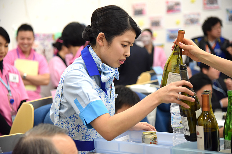 ドリンク提供ではしっかりと銘柄を確認し、取りやすいようにセッティングしていた