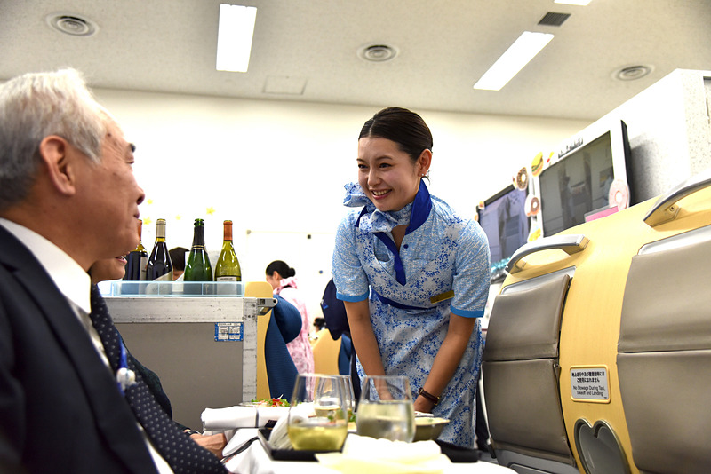 八尾はるみ氏は銀婚式のお祝いに旅を楽しむカップルとの会話を楽しんでいた