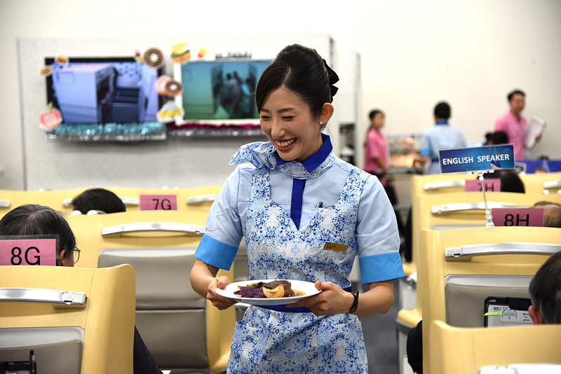 浅野杏奈氏はメインの配膳を行なう際も笑顔。通路を含め常に笑顔で話しかけやすい雰囲気が漂う