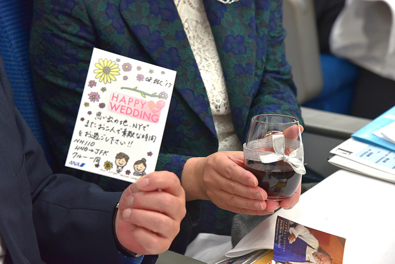 お祝いメッセージがたっぷりの手作りカードとシルバーのリボンでデコレーションしたグラスに特製のワインも