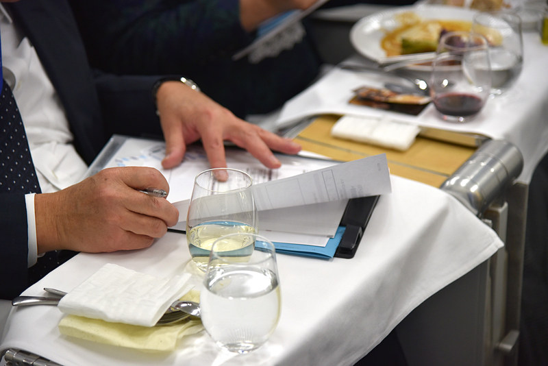 会話や提供のスムーズさ、食事の状態など総合的に評価