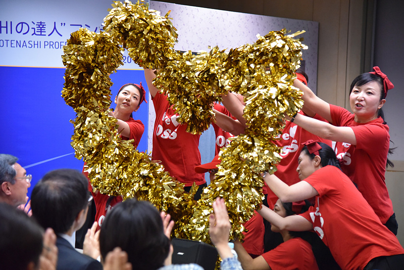 応援団はポンポンで大きなハートを形作った