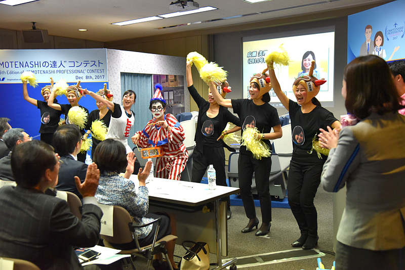 くいだおれ人形とともに、応援団が駆け会場は一気に大阪