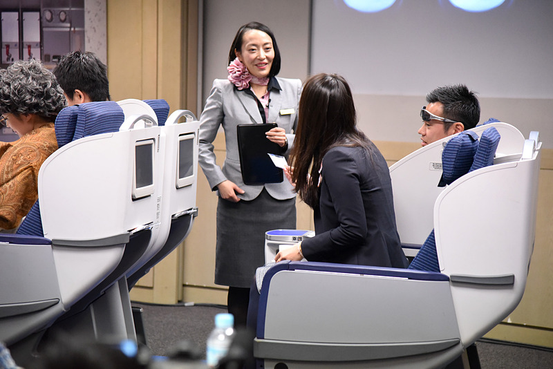 仕事で疲れている乗客にはアロマアイテムやリラックスできる飲み物を提供
