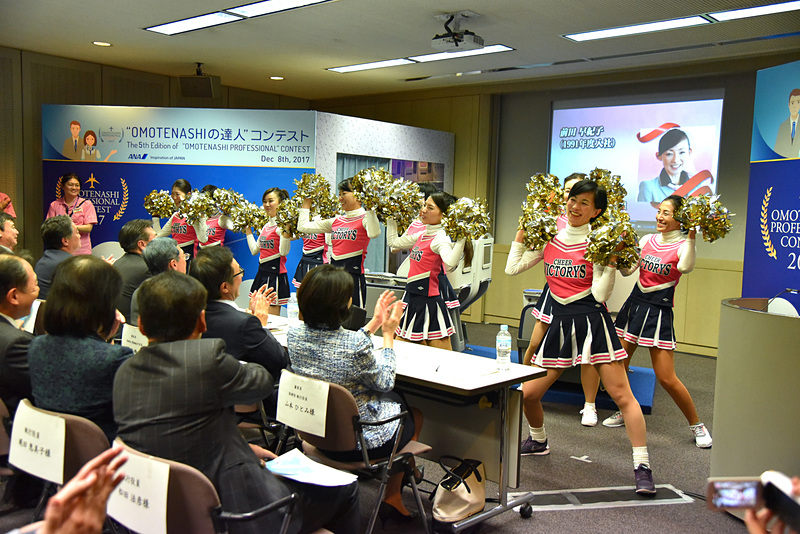 チアたちが応援に駆けつけ、会場が一気に明るく元気な雰囲気に