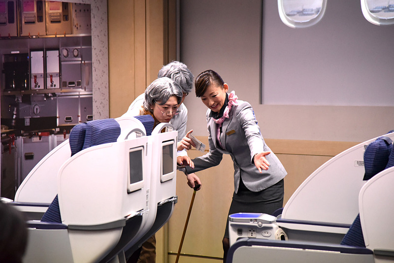 段差をジェスチャーなどを使って伝えつつ、座席に安全にエスコート