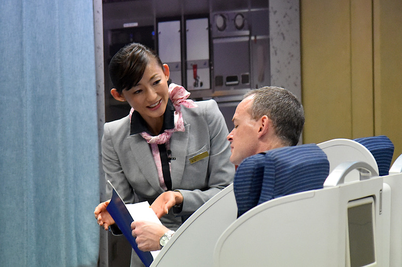 仕事でかなり疲労がたまっているというビジネスマンの飲み物の相談にも静かな口調で対応