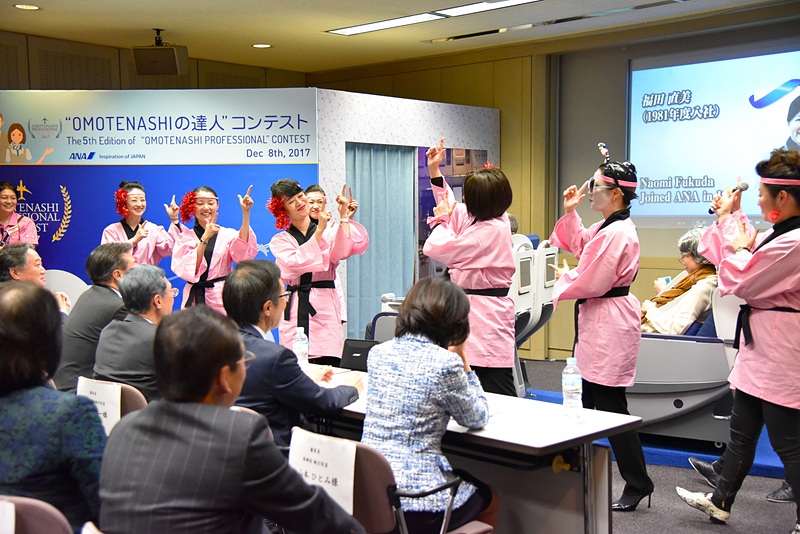 おなじみの応援団が登場し、替え歌とノリのよさで会場を熱くした