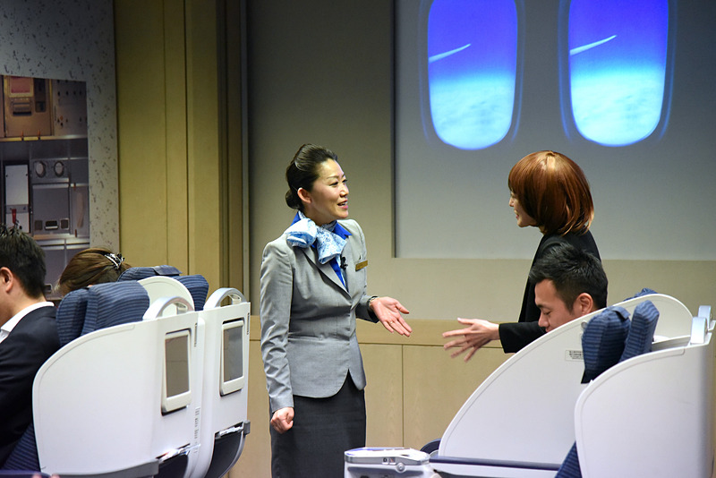 ストレッチ中の乗客と会話で盛り上がりつつ、広いスペースなどもご案内