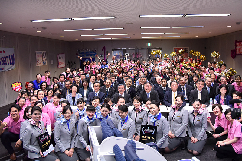 出演者、審査員、応援団に駆けつけた全員で記念撮影も