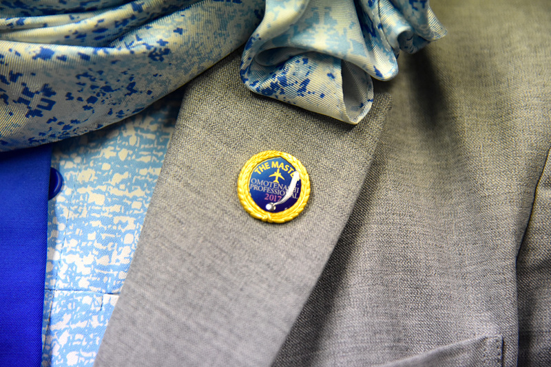出場者の襟元の“OMOTENASHIの達人”ピンバッジには「THE MASTER」と「JUNIOR MASTER」とともに2017の年号入りの「OMOTENASHI PROFESSIONAL」の文字が刻まれていた
