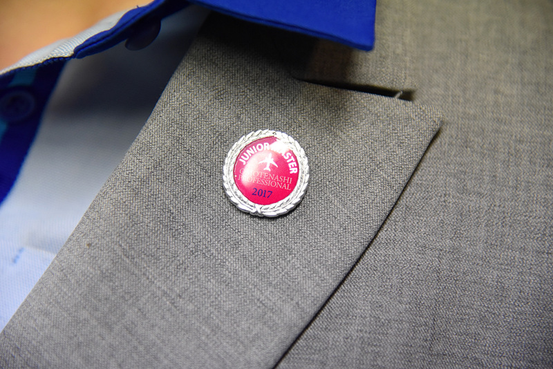 出場者の襟元の“OMOTENASHIの達人”ピンバッジには「THE MASTER」と「JUNIOR MASTER」とともに2017の年号入りの「OMOTENASHI PROFESSIONAL」の文字が刻まれていた