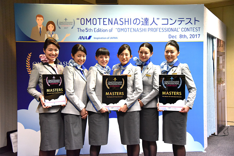左から個人部門「フレッシャーズ」で優勝の乗務第2課 小林めぐみ氏。チーム部門優勝 乗務第8課「こめざんまい」の井上衿菜氏、坂井桂子氏、浅野杏奈氏、八尾はるみ氏。個人部門「エキスパティーズ」優勝の乗務第1課 貝塚薫氏