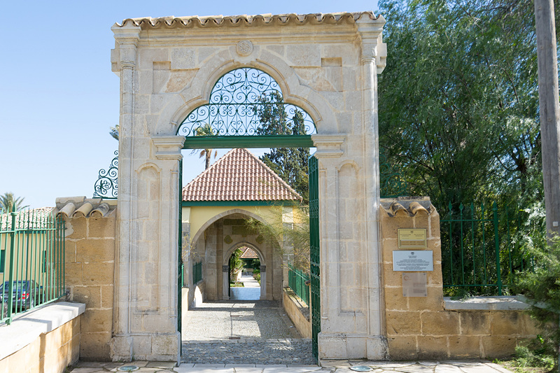 ハラ・スルタン・テケの入り口。真っ直ぐに通路が伸びる