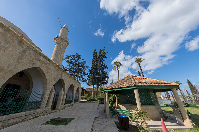 目の前には礼拝に訪れた人の待合所。日本の東屋のようにも見えるデザインだ