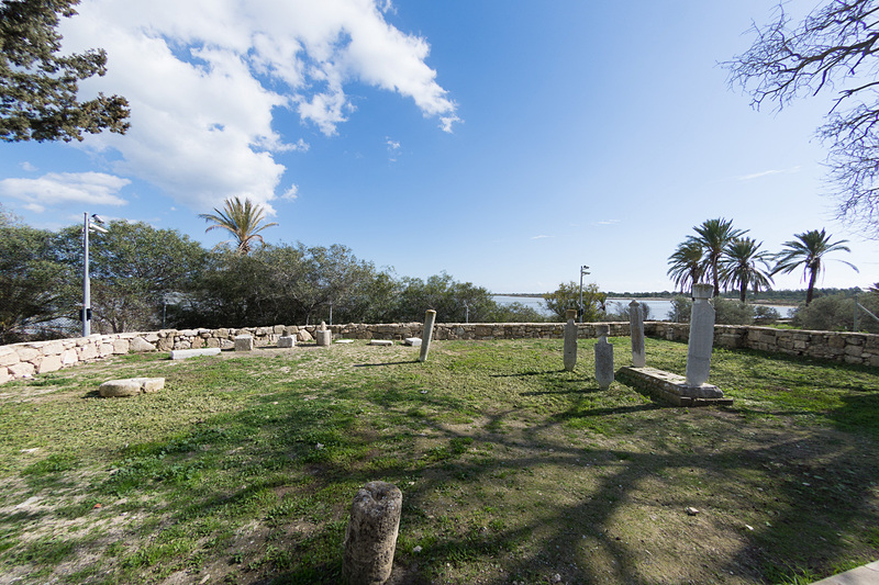 裏にまわると7世紀建立という歴史を感じさせる遺跡