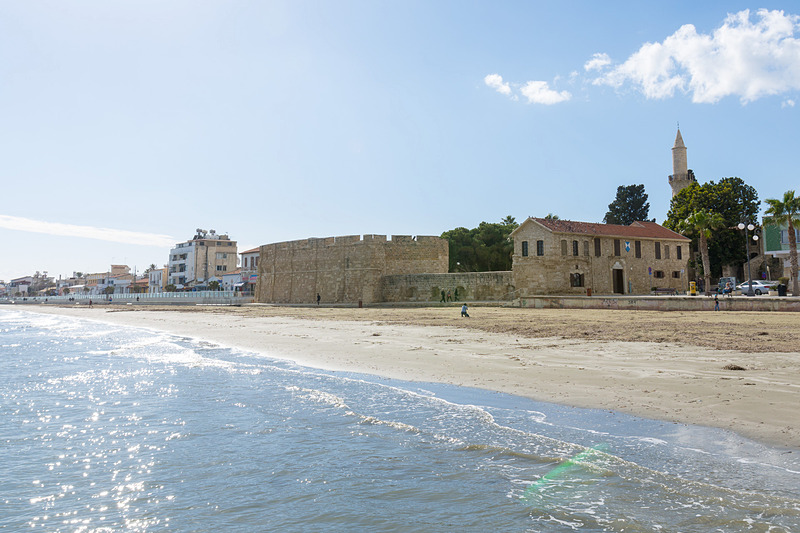 海外沿いに建つラルナカ中世博物館（旧ラルナカ城）