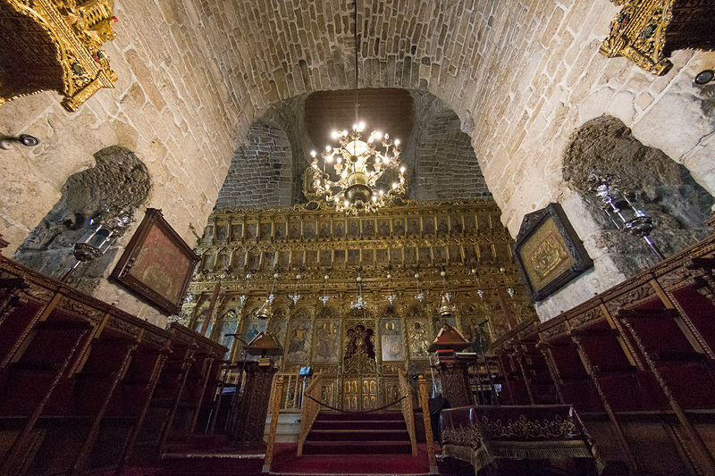 聖壇には聖人のイコンが飾られる