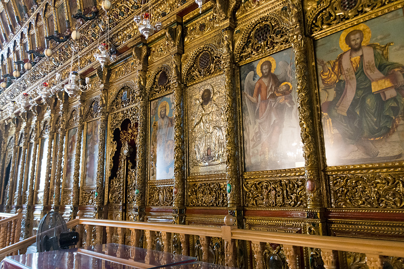 聖壇には聖人のイコンが飾られる