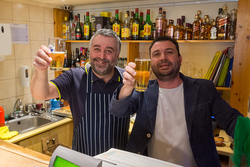 ビールを手に笑顔の店主。ランチ時だが……