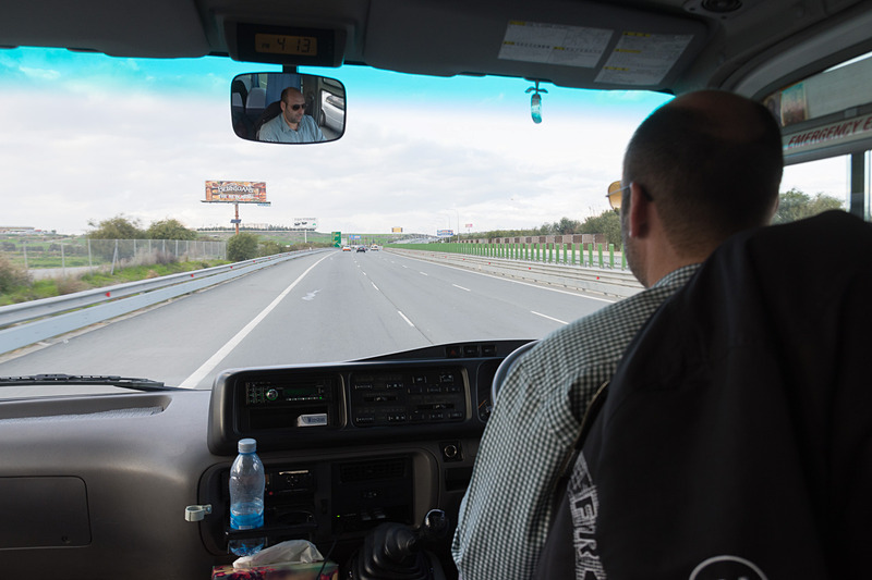 ラルナカから首都のニコシアへ向かう高速道路