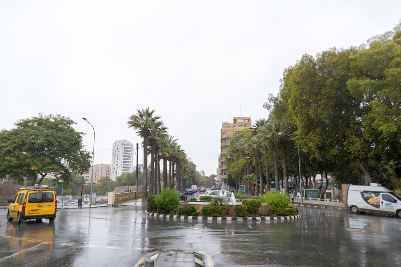 市街地には通常の十字路交差点だけでなくラウンドアバウトもある