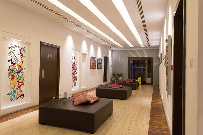 レセプションの奥に広いロビー