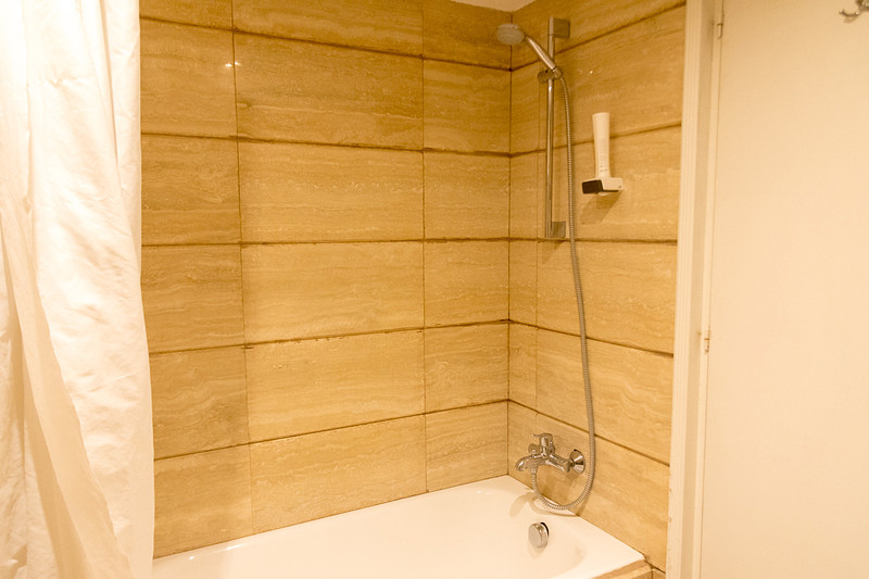 バスタブ付きのシャワーブース