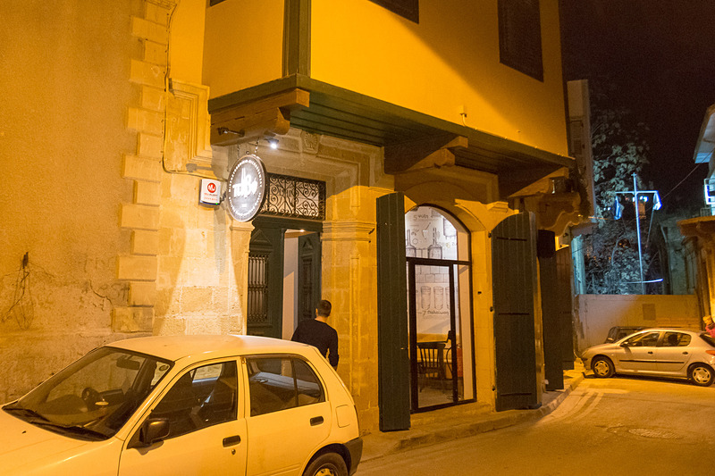 旧市街のど真ん中にお店を構える