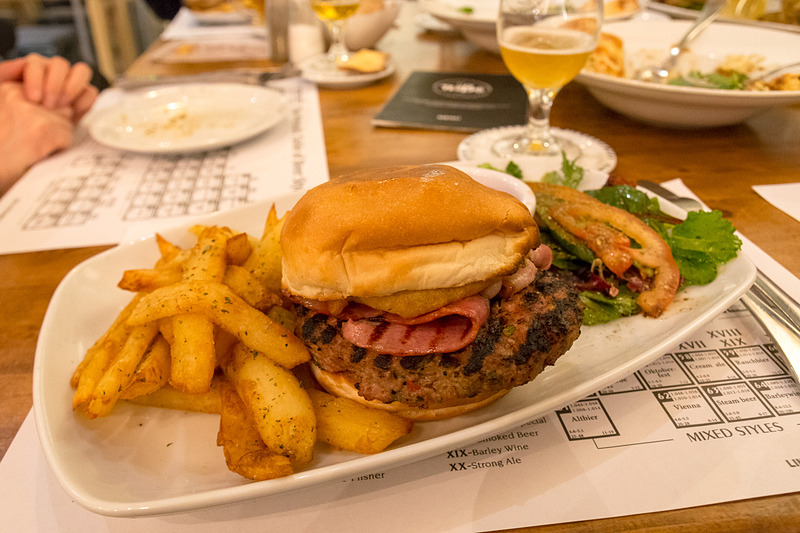 写真のような豪快な料理からヘルシーな料理まで、食事のバリエーションも豊富だった