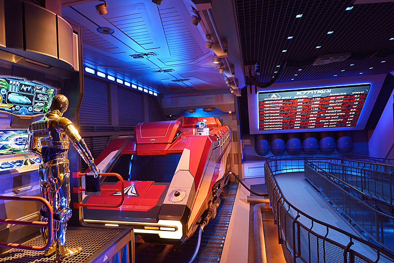 「スター・ツアーズ・コンコース」では、とある理由でスター・ツアーズ社で働くこととなったC-3POやR2-D2が機体を整備中（提供：オリエンタルランド）