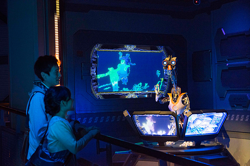 搭乗者チェックドロイドのG2-4Tがギャグを交えて話しかけてくる（提供：オリエンタルランド）