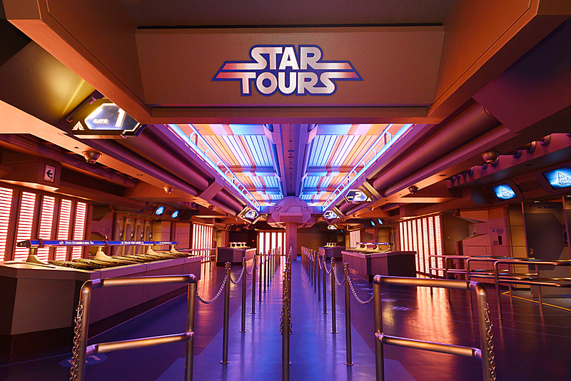 「スター・ツアーズ搭乗口」に到着。今回利用するのは1401便（提供：オリエンタルランド）