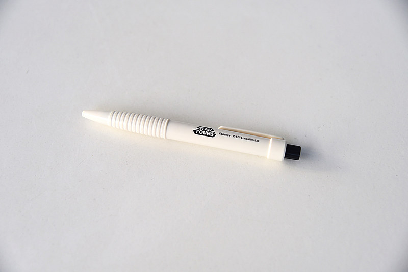 付属のボールペンは企業ロゴ入り。レトロな風合いが嬉しい