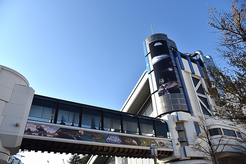 スター・ツアーズ社の巨大バナーがゲストを出迎えてくれる