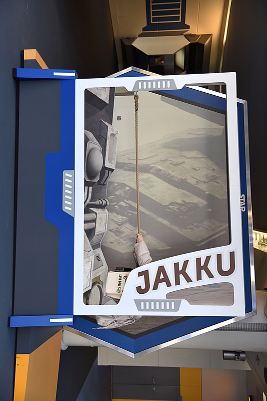 もう一方は「JAKKU」。90度に回転させるとロープを握り壁を登っているシーンに