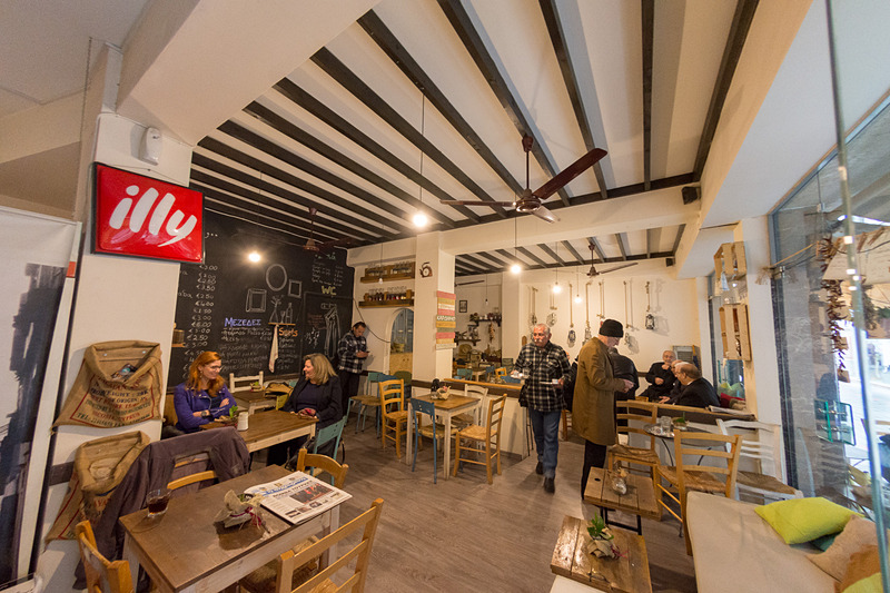 レドラ通りにほど近い場所に、バックギャモンに興じるおじさんが集まる雰囲気のよいカフェがあったので一休み。コーヒーはいわゆるトルココーヒーで、オスマン帝国統治時代からの文化の継承を感じさせるが、ここではあえてキプロスコーヒーと呼ぼう