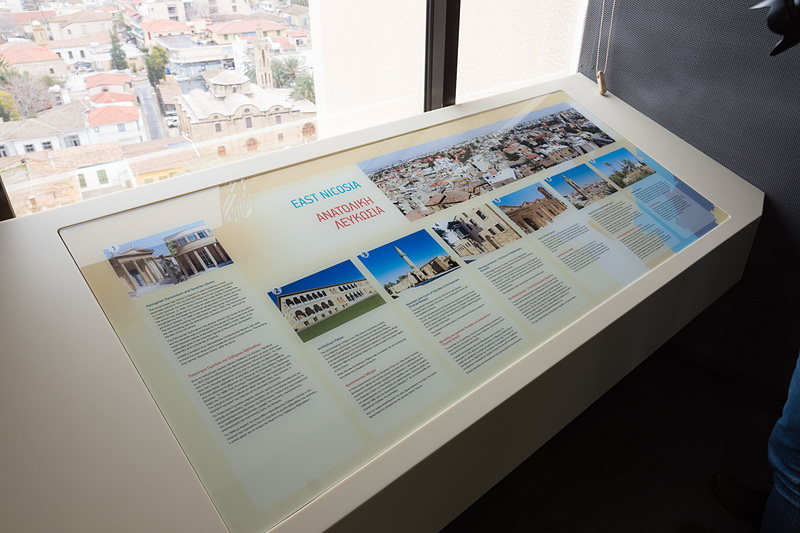 シャコラスタワー11階の展望デッキ。4方向に窓があり、方角ごとに有名なスポットを紹介するパネルが用意されている