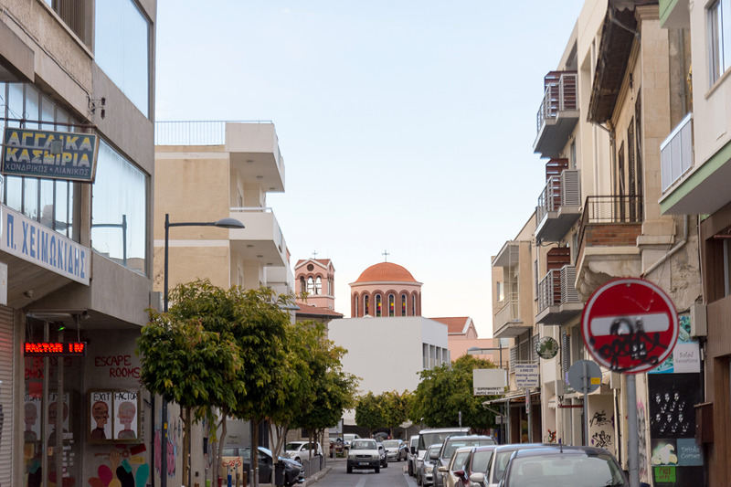 奥に見える天井がドームになっている建物は「パナギア・カトリック教会（Panagia Katholiki Church）」