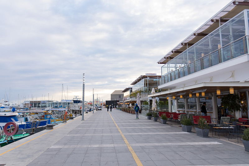旧市街の港のすぐ横に作られたマリーナ。観光案内所もある
