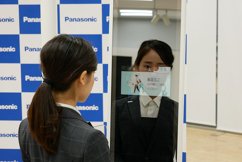 ハーフミラー内に顔認証用のカメラを内蔵。カメラを意識することなく自然に利用できるように配慮されている