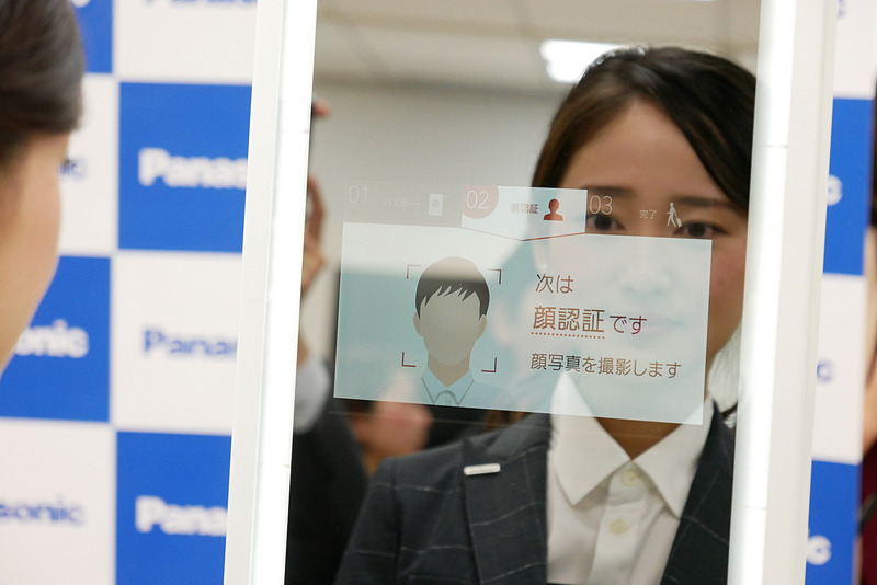 パスポートの情報が読み取られたら、顔認証が行なわれる