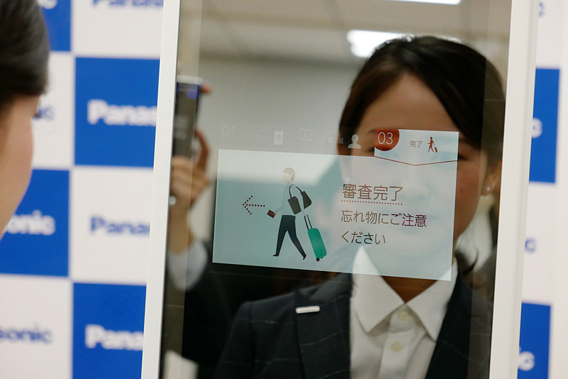 メッセージに従い正面を向くと、ハーフミラー内のカメラで顔が撮影され、瞬時に顔認証が行なわれる