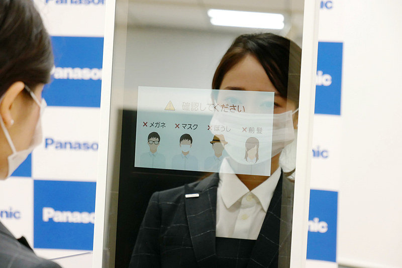サングラスやマスク、帽子などを装着していると、外すようにメッセージが表示される