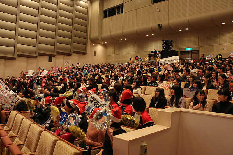 500人収容の大田区民プラザ 大ホールには、出場者を応援するANAグループのスタッフが集まった