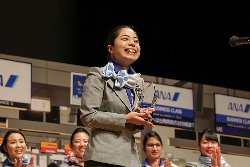 第10回「空港カスタマースキルコンテスト」の「旅客部門 ロビー審査」でグランプリに輝いた神戸空港 国内線の中村加奈子氏