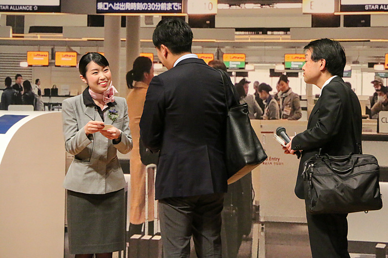 1組目は席の変更を依頼する男性客、2組目は欠航した往復航空券について尋ねる男性客2人に対応した