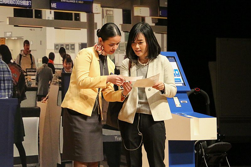 1組目は予約していた飛行機に乗り遅れてしまった女性客、2組目は機内食の変更方法を尋ねる女性客に対応した