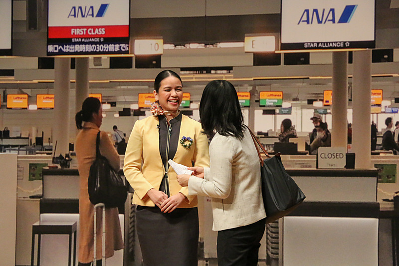 1組目は予約していた飛行機に乗り遅れてしまった女性客、2組目は機内食の変更方法を尋ねる女性客に対応した